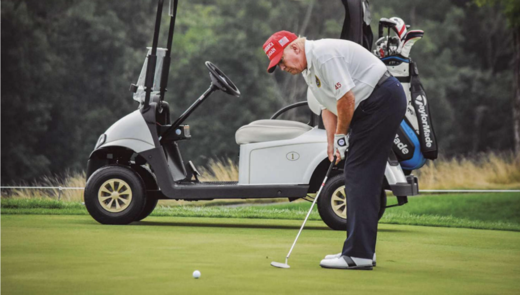 Donald Trump jugando golf
